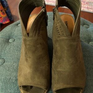 Olive Sonoma Goods for life brand side zipper open toe Thelma style 7.5 size